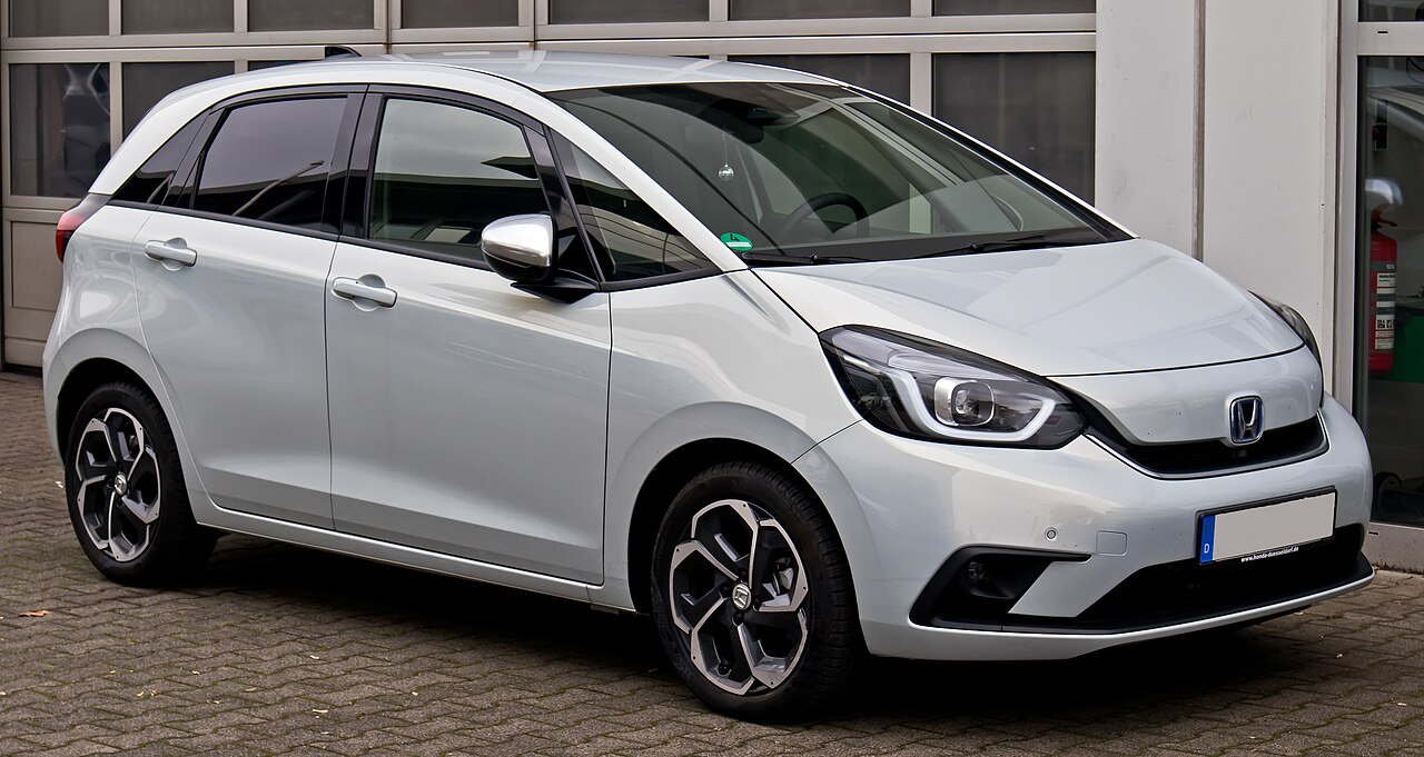 Foto real do Honda Fit / Jazz, geração internacional; imagem de referência, não da versão simulada